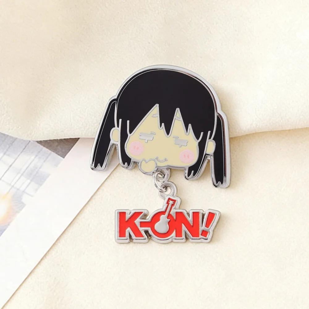Anime K-ON Nakano Azusa Charakter Emaille-Pin Niedliche Cartoon-Brosche mit zwei Schwänzen Modisches Accessoire Fan-Merchandise Sammlerstück – Detail 13