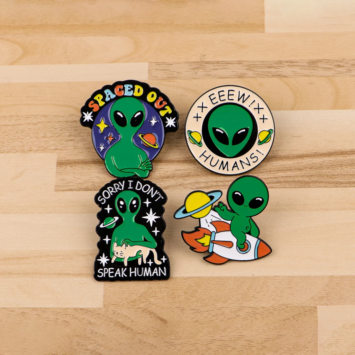 Alien Emaille-Anstecknadel Sterne Sonne Mond Tarotkarten Brosche Revers-Pin Abzeichen für Rucksack Kleidung Accessoires Modeschmuck Freundschaftsgeschenke