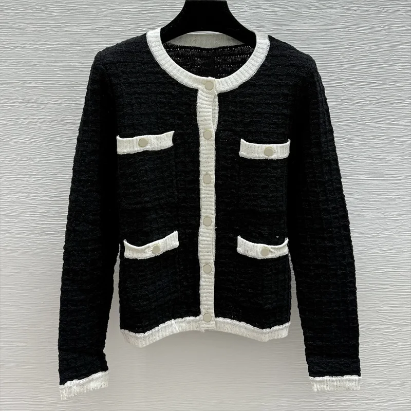 

High-quality fine-gold women's cardigan with metal buttons and multiple pockets, featuring a round neckline sweater 251102245