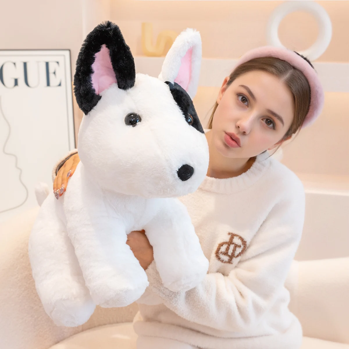 

Мягкая и нежная плюшевая игрушка-подушка в виде сидящего бультерьера для украшения дома, подарка на день рождения или вечеринку.