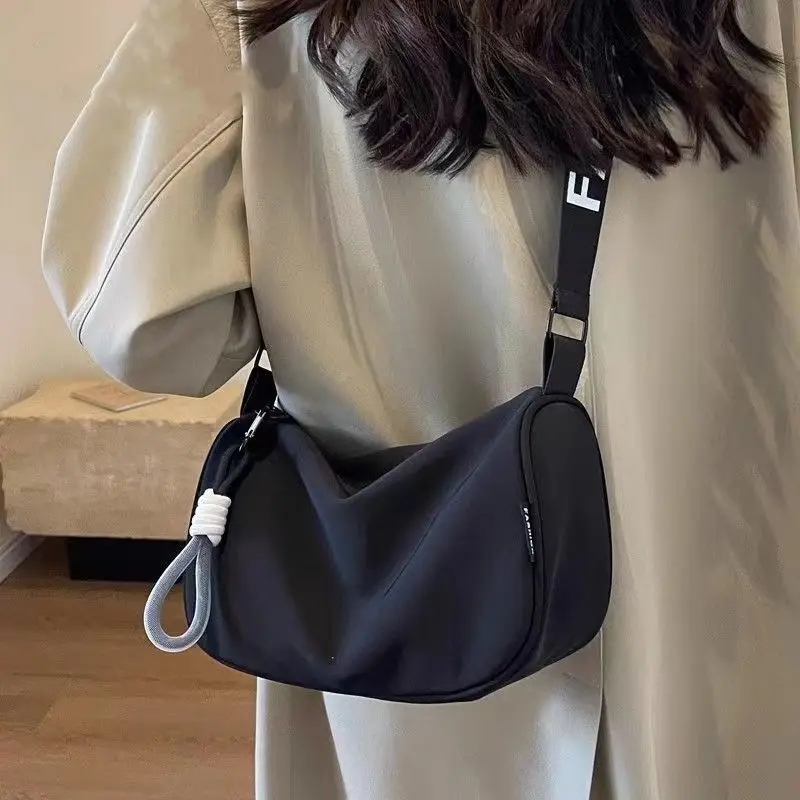 Sac fourre-tout léger de grande capacité, sac à bandoulière avec oreiller à la mode pour les déplacements quotidiens et les voyages, les activités de plein air