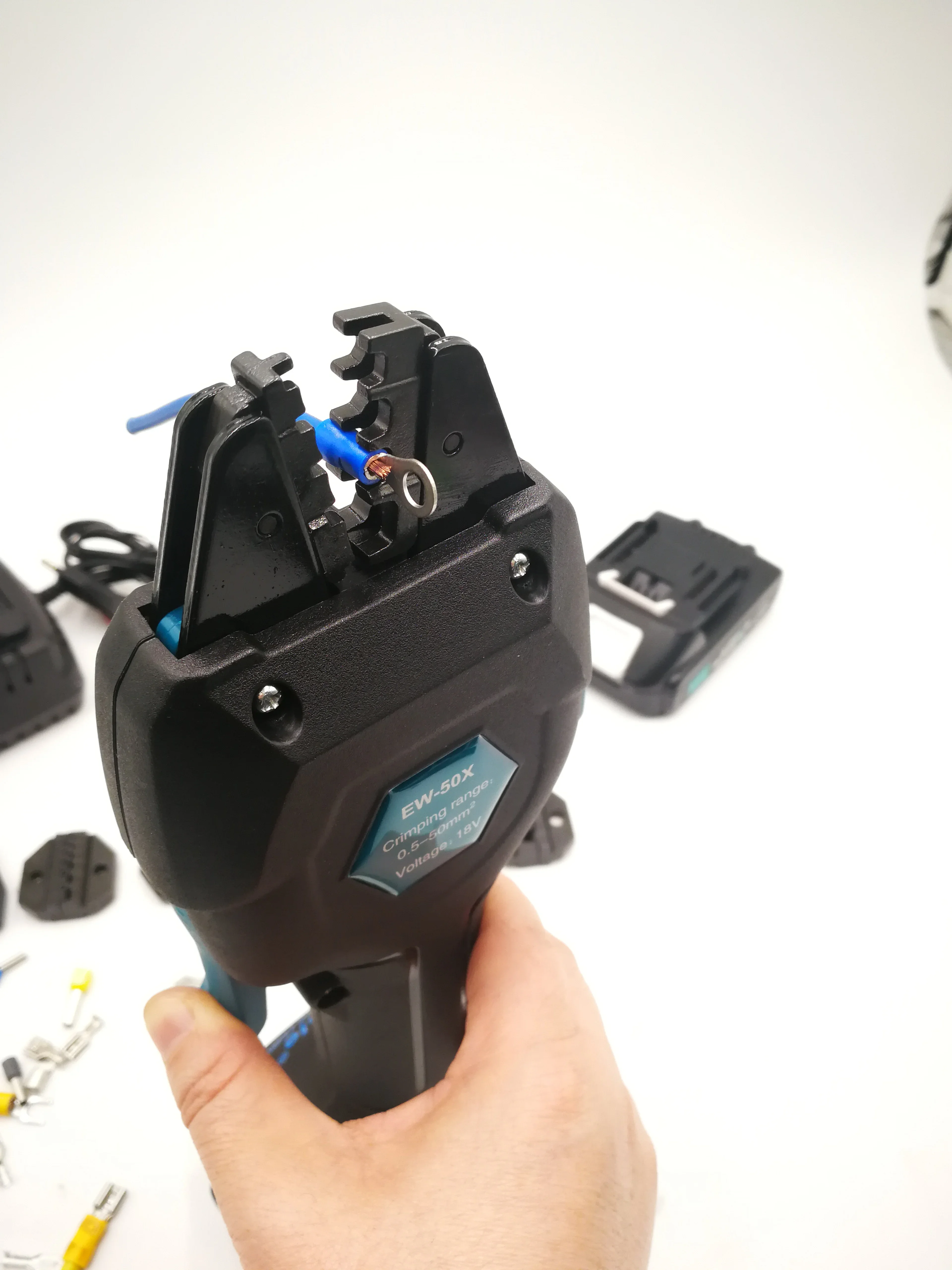 เครื่องมือจีบสายไฟฟ้าระบบพลังงานลมและแสงอาทิตย์ EW-50X แบบใช้แบตเตอรี่ ระบบไฮดรอลิก ทำงานด้วยมือ