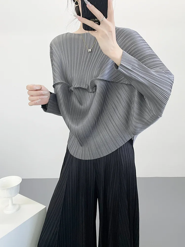 

Miyake Pleated Early Autumn Popular Wear Fashionable Design Loose Silhouette Pleated Round Neck Long-sleeved Top for Women