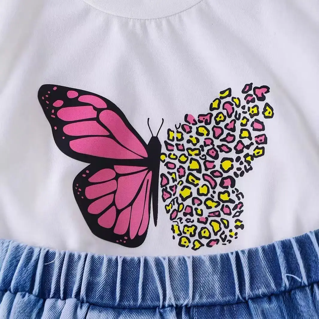 طقم شورت صيفي جديد لطيف وحلو للأطفال لعام 2025 طقم شورت بأكمام قصيرة مطبوع عليه فراشة على الموضة الكورية للفتيات مكون من قطعتين