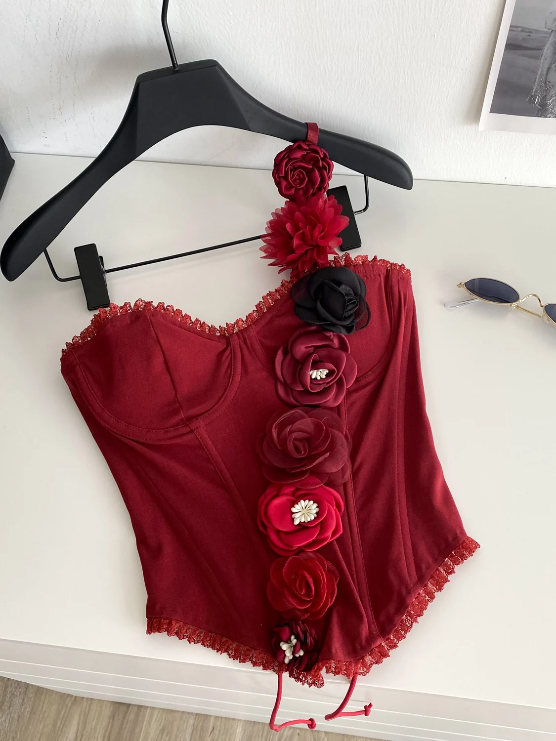 

Foamlina, новая мода, сладкий укороченный корсет с 3D цветами, женский сексуальный корсет на одно плечо, без рукавов, тонкий бандажный кружевной подол, майки, топы