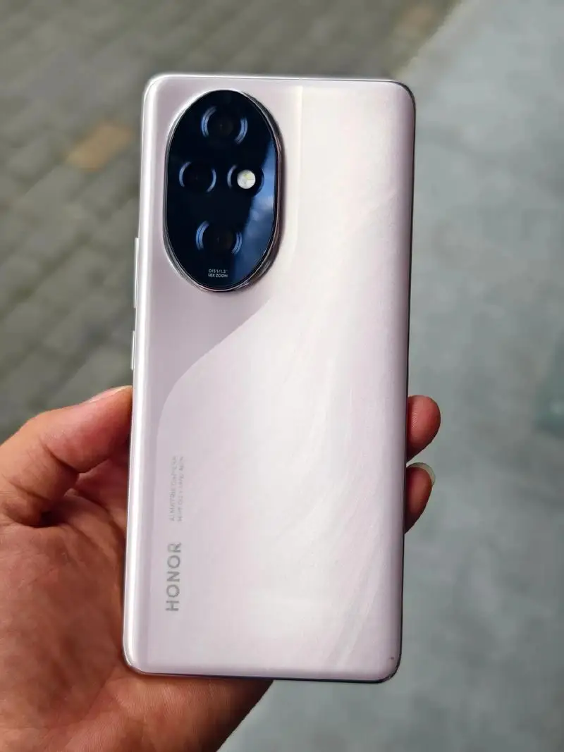 كاميرا Honor 200 5g 2664x1200px 6.7 بوصة 120 هرتز 50 ميجابكسل Snapdragon7 Gen3 NFC 100 وات شحن 5200 مللي أمبير في الساعة هاتف مستعمل