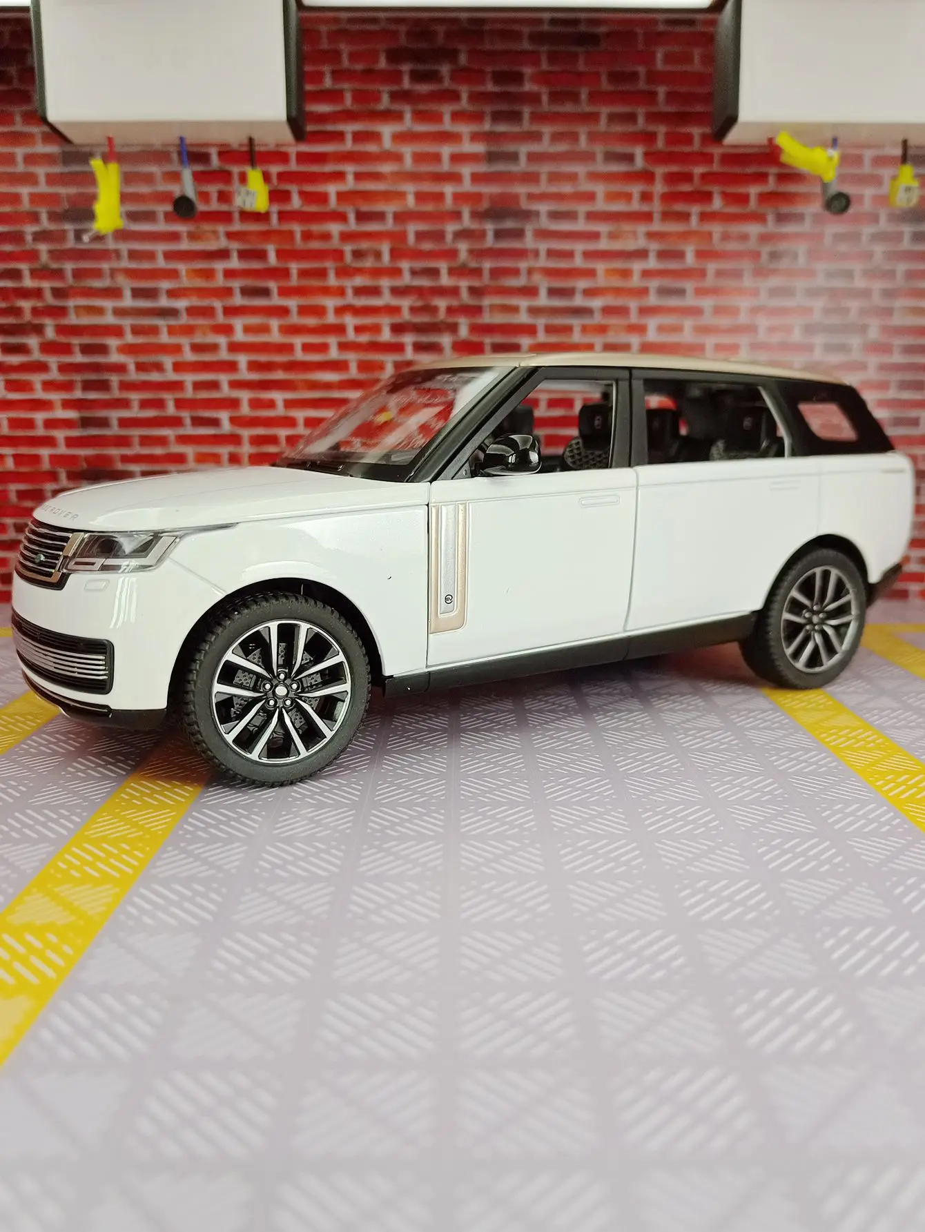 1:24 SV2022 alloy off-road vehicle model car has four doors and trunk door can also be opened  rich details, fine workmanship