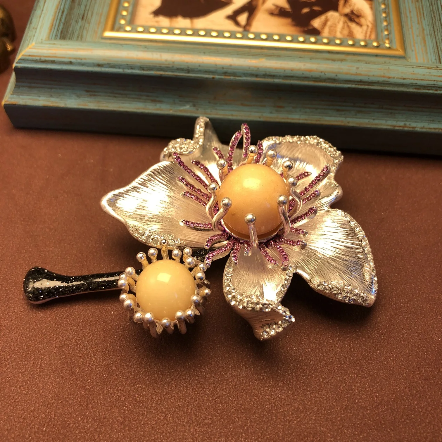 Medieval retro style versatile flower brooch stone inlaid copper material fashion heavy industry brooch jewelry