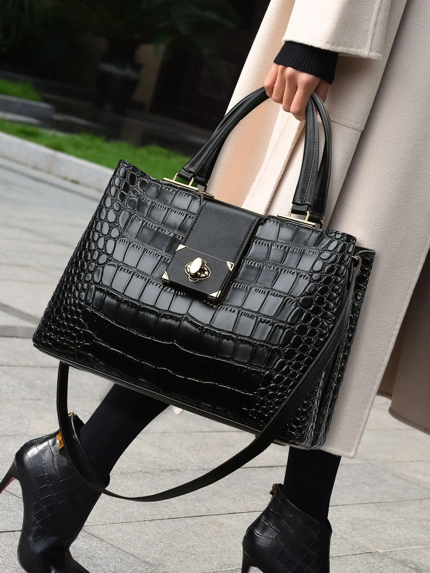 

Bright Face Temperament Women's Bag 2024 New Fashion Crocodile Pattern Atmosphere Middle Aged Women's Bag Light Luxury Handbag