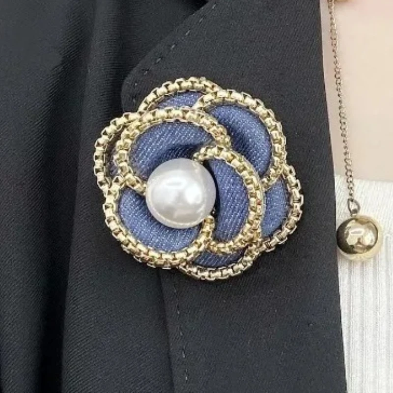 

Autumn and Winter Handmade Fabric Camellia Flower Brooch for Women High-end Luxury Gold Chain Edge Pins Accessory Corsage