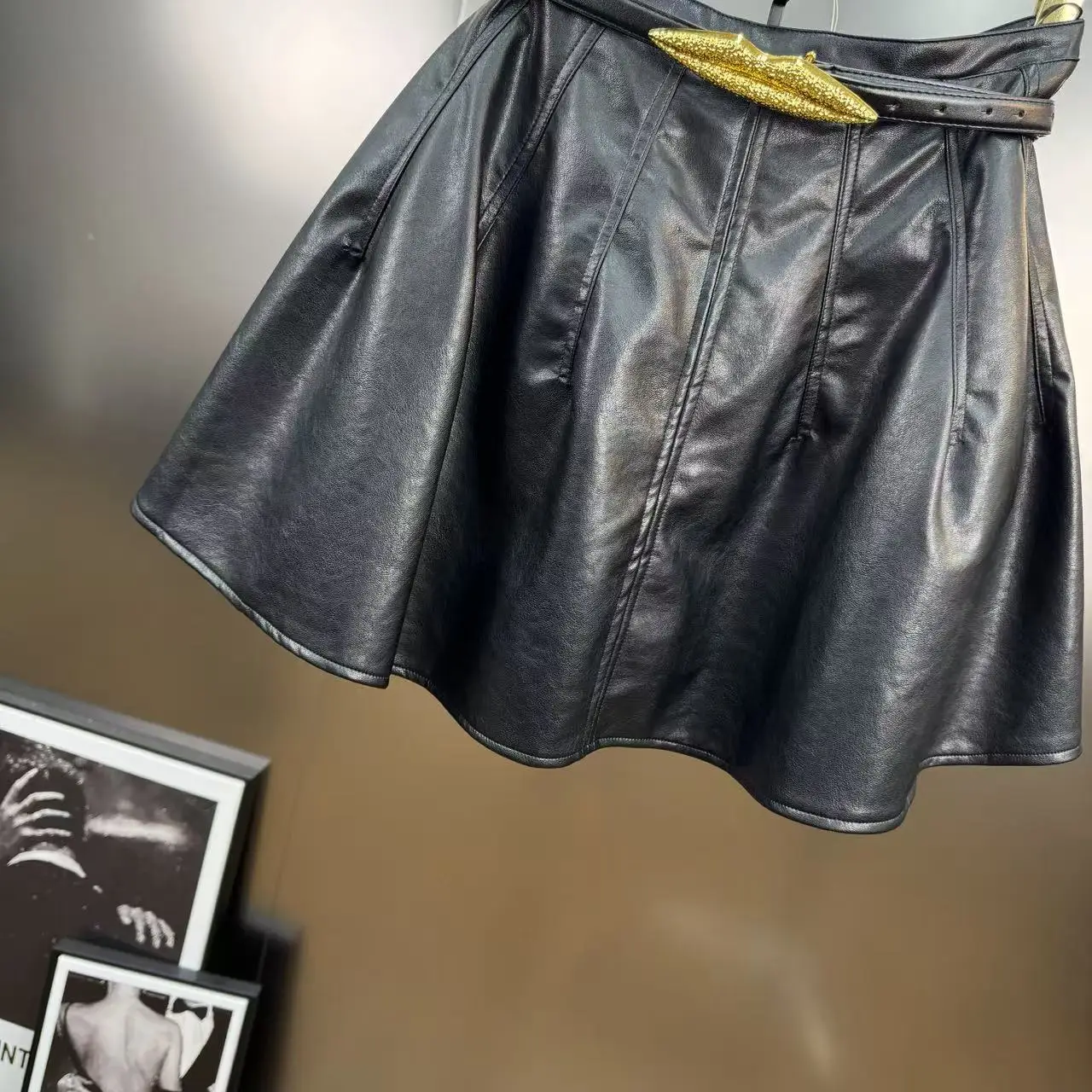 2025 الخريف حزام مزين خليط خياطة بلون منتفخ مظلة التنانير النساء أنيقة التنقل نمط بولي Leather تنورة جلدية