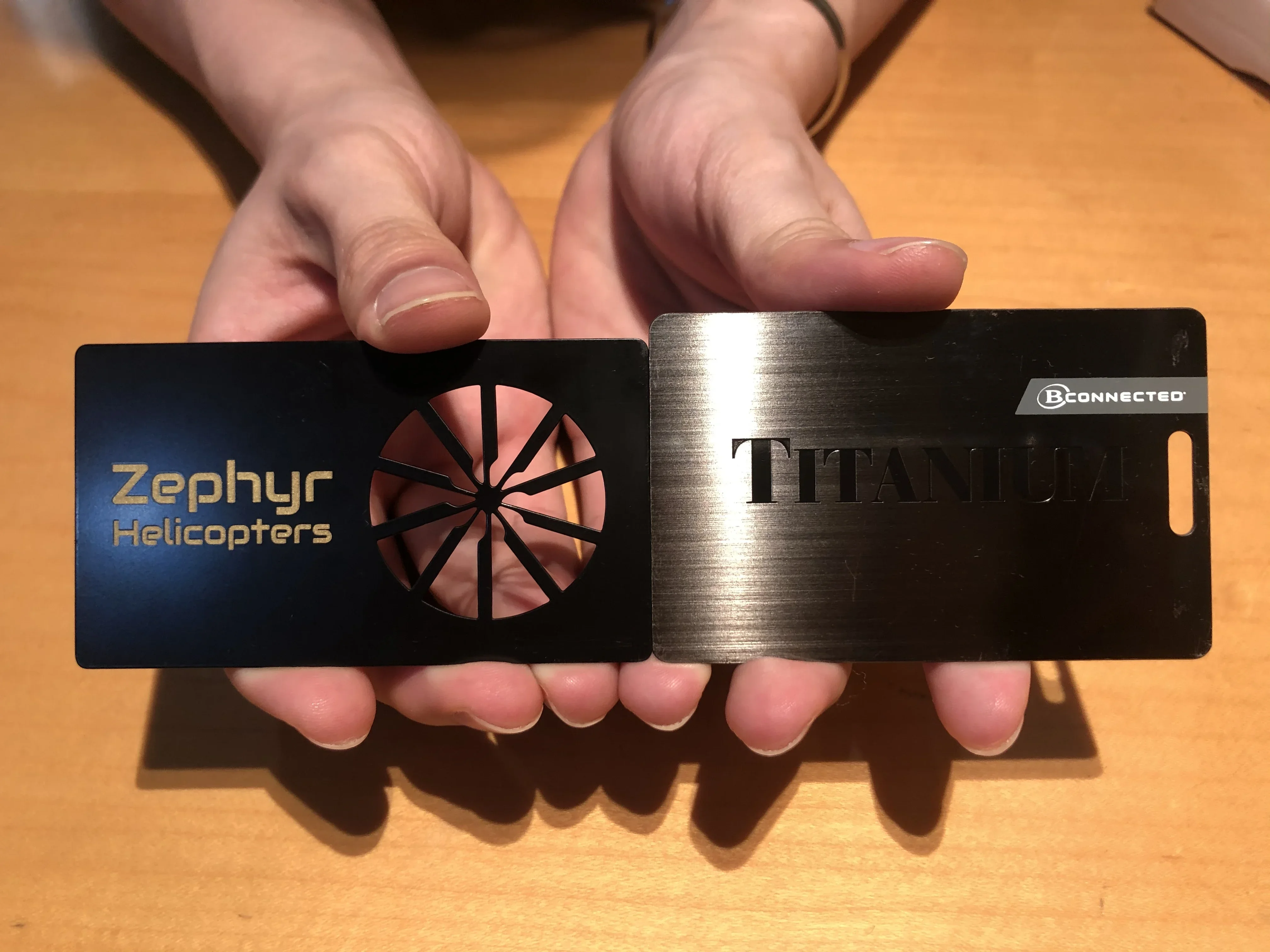 Nfc بطاقة معدنية مقطوعة بالليزر قسط مخصص شريط مغناطيسي عضوية البنك Amex بطاقة بنك الائتمان المعدنية السوداء مع بطاقة RFID NFC