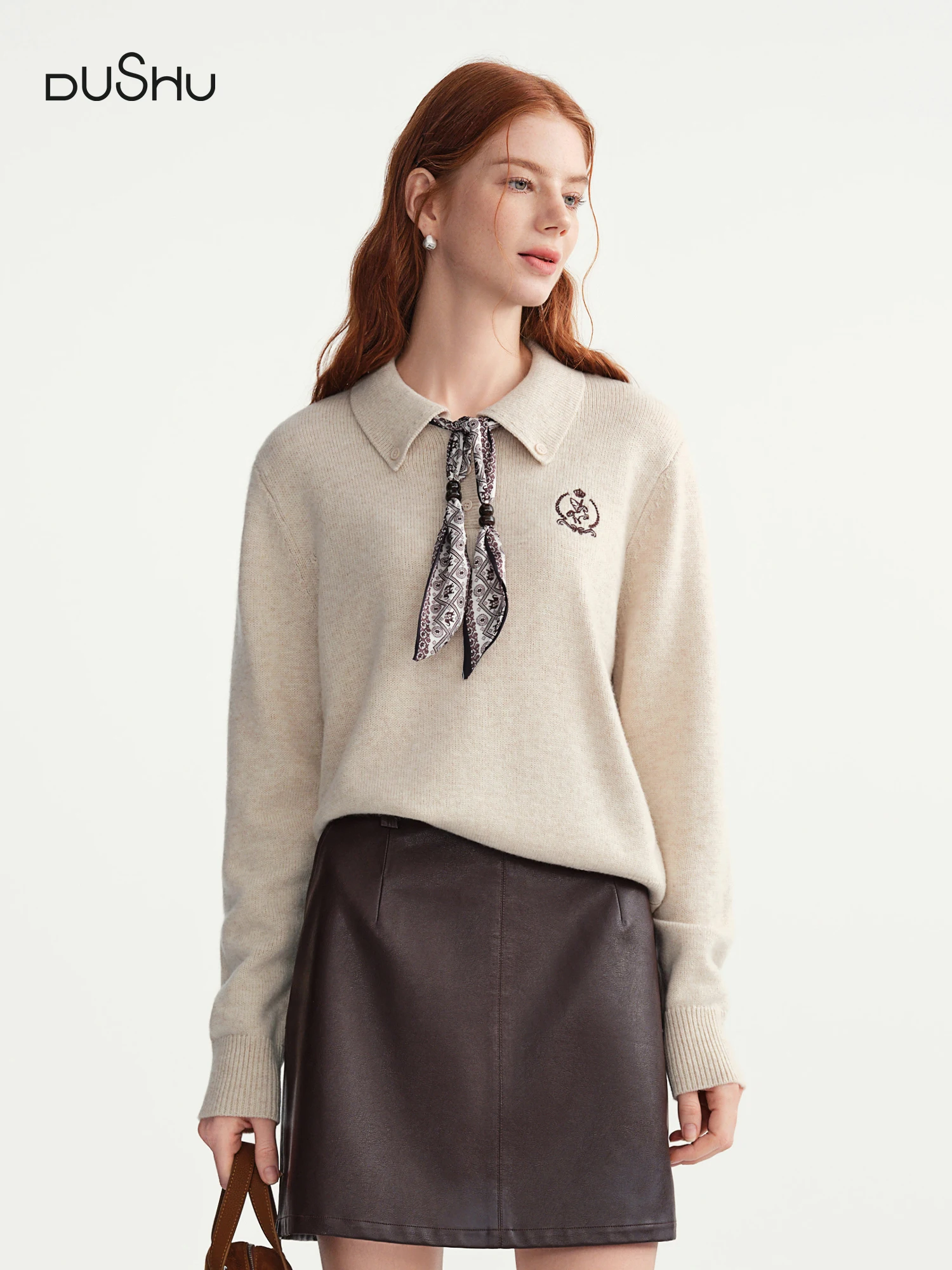 

DUSHU 2025 Зимний женский вязаный свитер с шарфом и воротником-поло — мягкий пуловер с отложным воротником для повседневной и офисной одежды