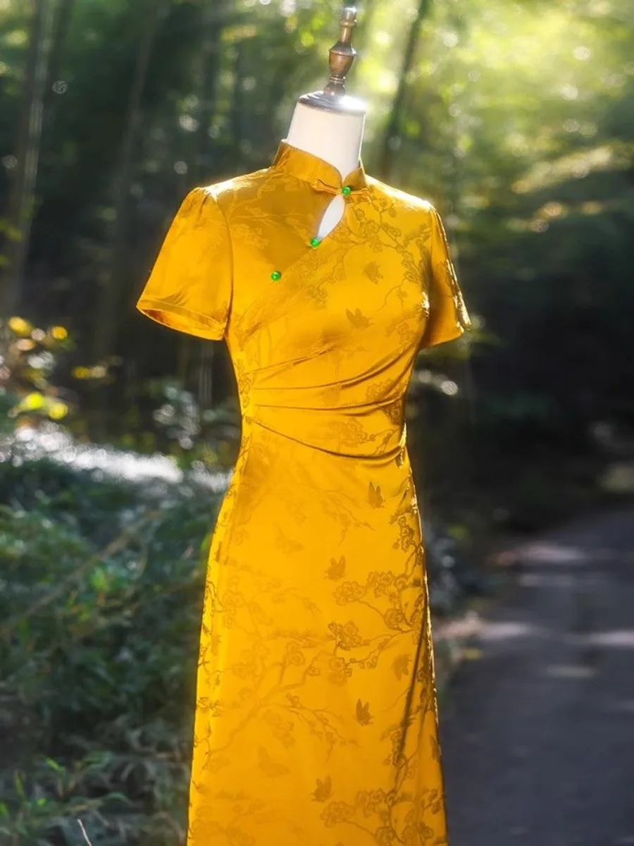 فساتين تشيباو الصينية الجديدة لربيع وصيف 2025، فساتين صينية شرقية مع مقاس نحيف أنيق، فستان طويل مذهل للنساء