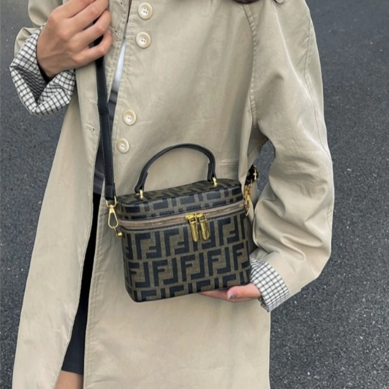 

Современная женская сумка через плечо, минималистичный дизайн, материал из искусственной кожи с карманом на молнии, легкая, прочная для повседневного использования на открытом воздухе