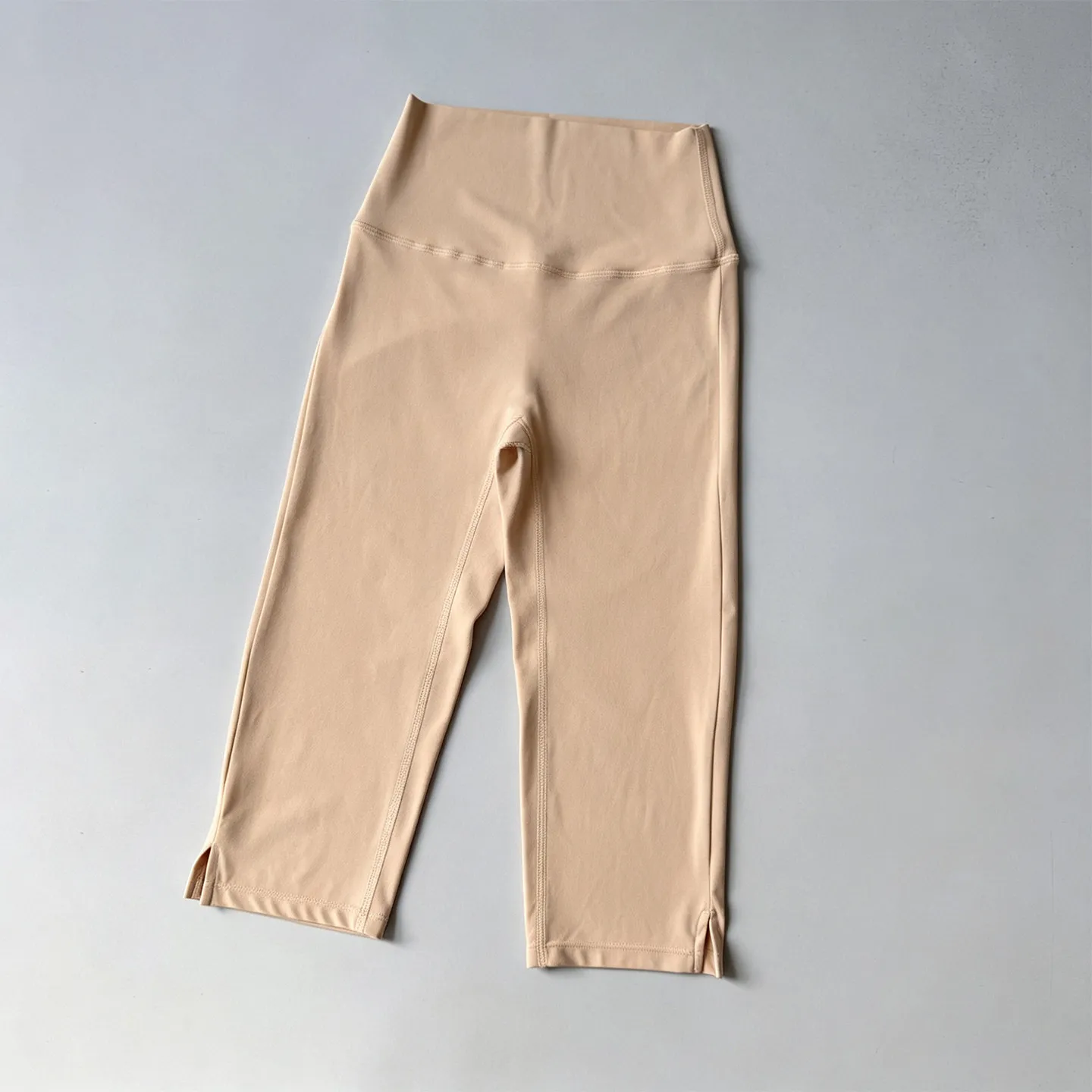 2-teiliges Nude High-Waisted Butt-Lifting Yoga-Set: Fitness-Cropped-Leggings, Sport-BH, stoßfestes Trainings-Oberteil und -Unterteil. – Detail 16