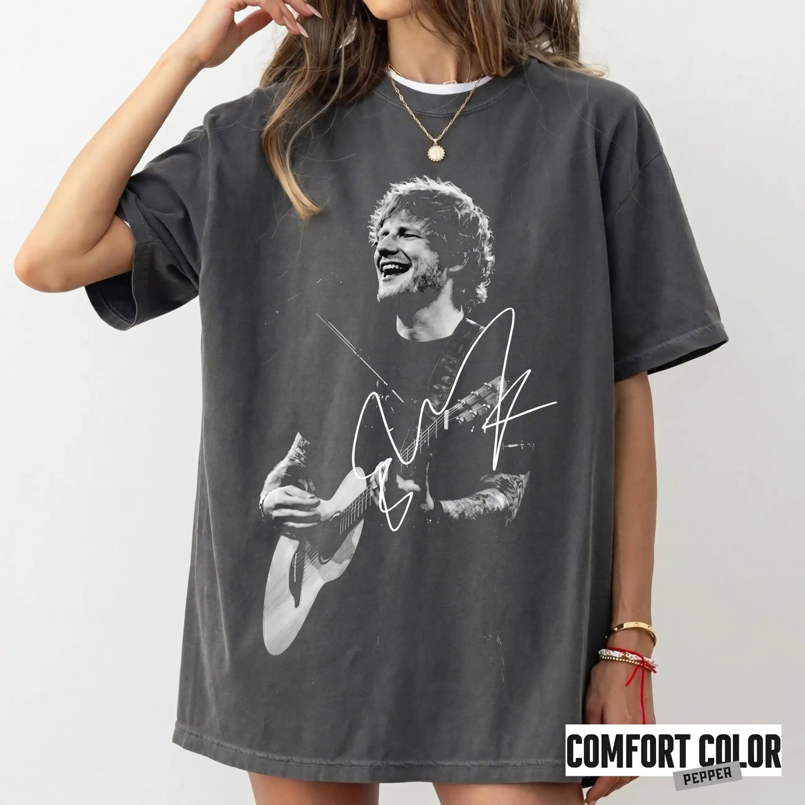 Ed Sheeran Konzert-Grafik-T-Shirt: Schwarz-Weiß-Foto-Autogramm-T-Shirt – Detail 4