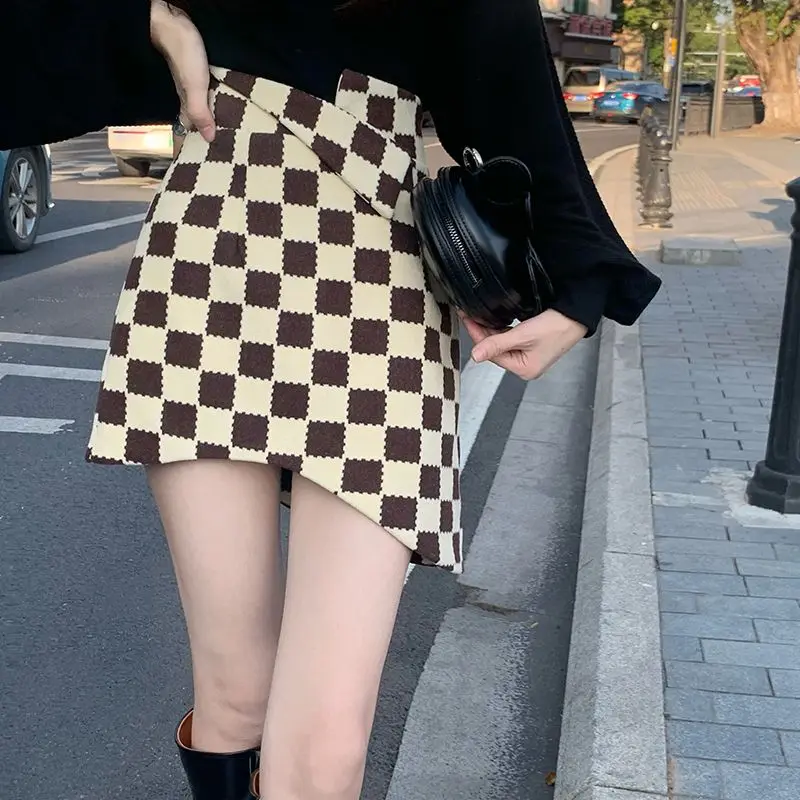 Irregular Skirt 2024 Autumn New A-Line High-Waist Checkerboard Plaid Niche Design Women Hip-Hugging Short Skirt