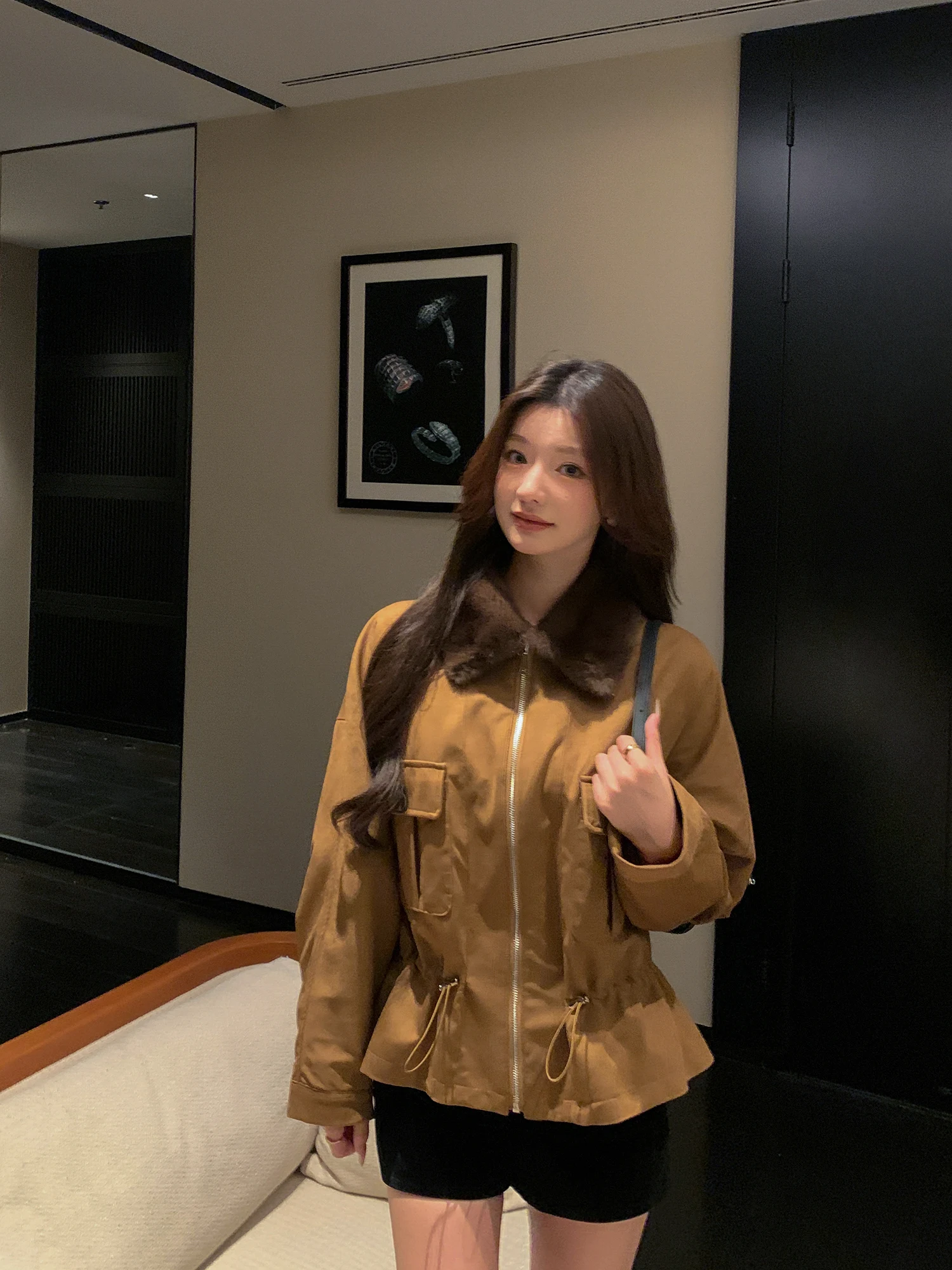 

Женская осенне-зимняя модная куртка LM Barn Owl Batwing Sve ort 90 с гусиным пухом и меховым воротником, молодежная, из полиэстера, с утеплением.