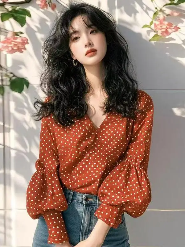 

Уникальная женская свободная блузка Bri Red с V-образным вырезом, в горошек, с рукавами-фонариками, весна 2025, элегантная повседневная одежда для женщин