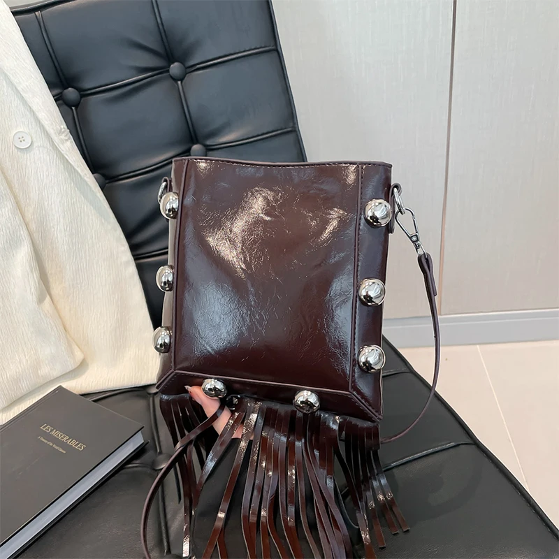 

Tassel Rivet Hasp Shoulder Bag Solid Color Rivet Top Quality Women's Bags Popular Versatile Portable Phone Purse Crossbody Bag