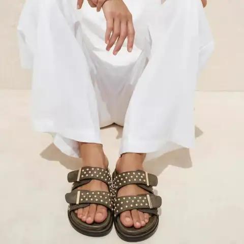 Ny stil metallnitdekoration platta sandaler kvinnor lyxiga designer bältesspänne plattform tofflor bekväma casual strandskor 8 best sales nitade sandaler - №8