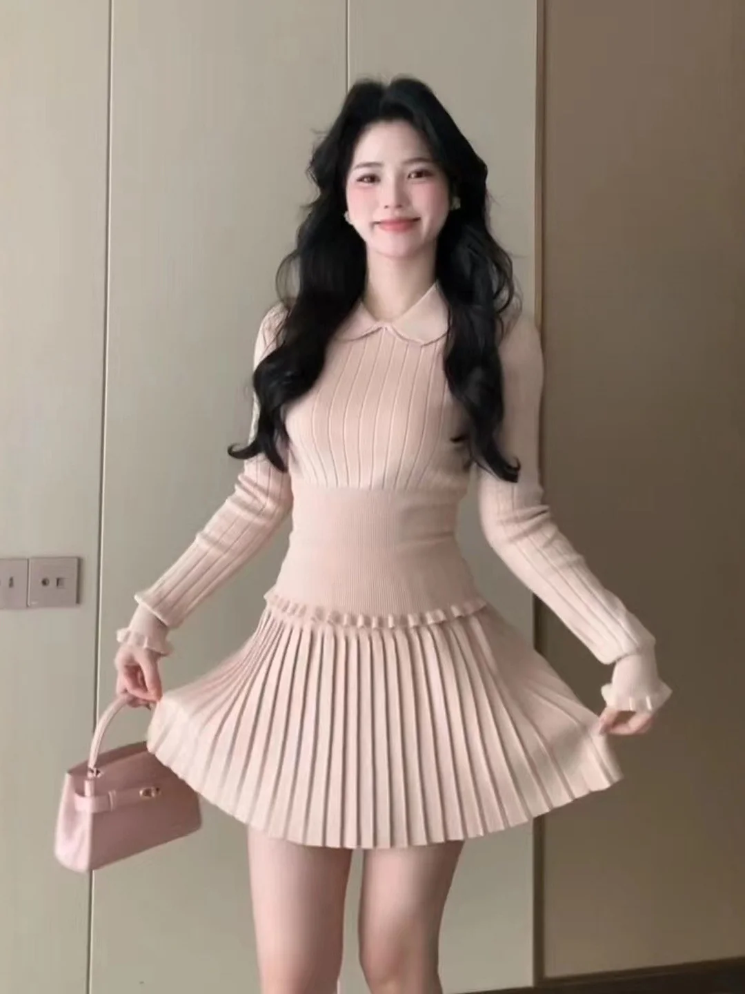 

Весенний вязаный комплект: топ и юбка. Женский модный, удобный, дышащий костюм-двойка. Мягкие цвета, повседневный стиль.