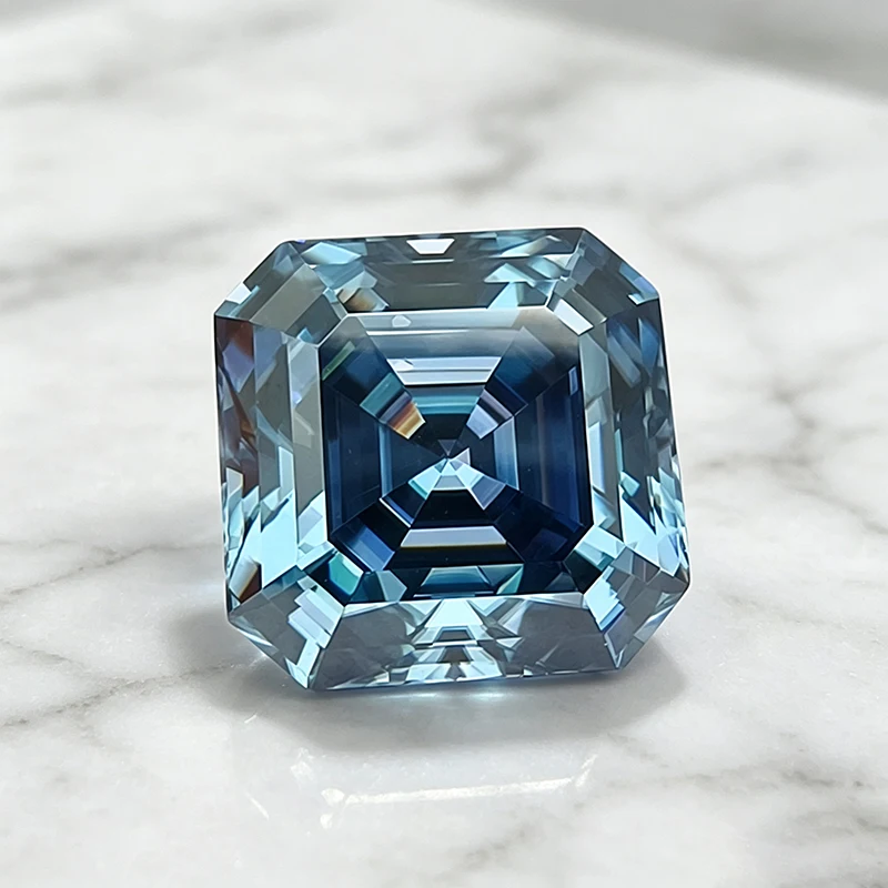 Moissanit-Stein im Asscher-Schliff, saphirblauer, im Labor gezüchteter Edelstein für Schmuckherstellung, besteht den Diamanttest mit Zertifikat. – Detail 3