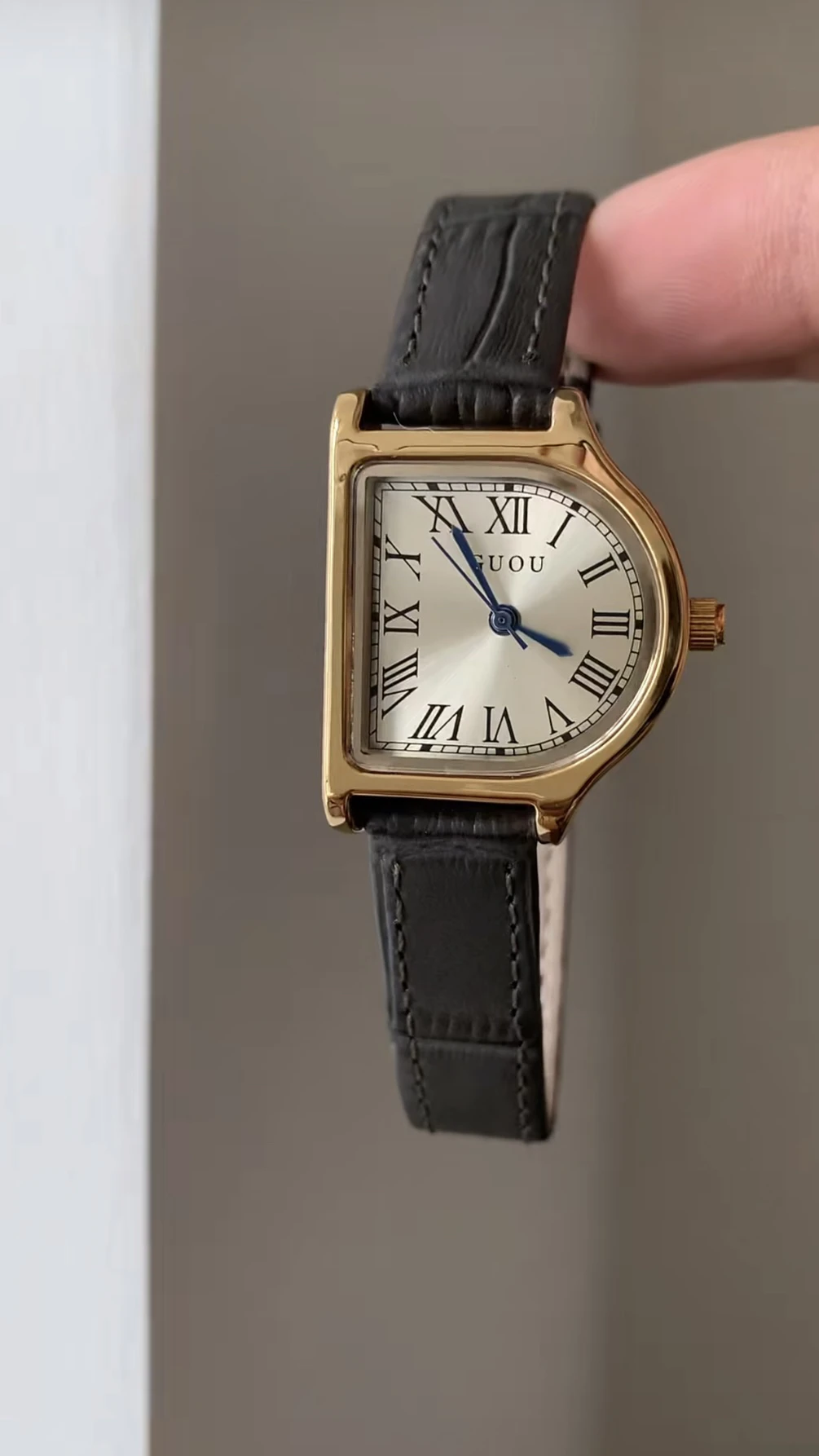 

D-образный циферблат в винтажном стильном и роскошном стиле. Цей элегантные женские кожаные часы — идеальный подарок для женщин.