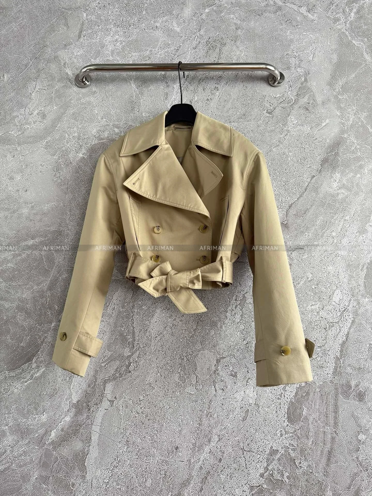 

Женский двубортный короткий плащ с высокой талией