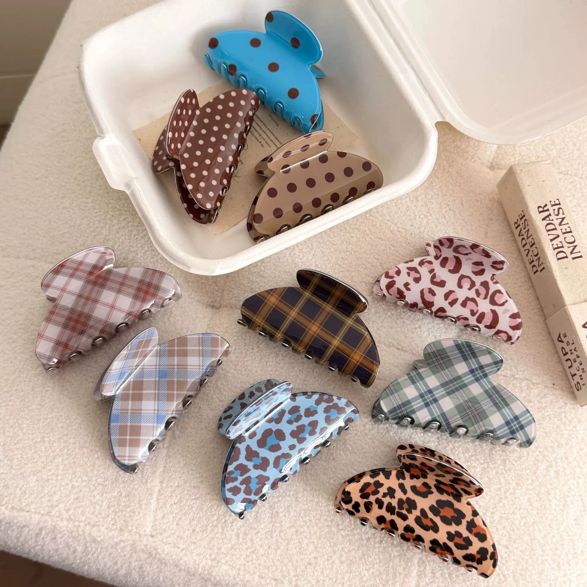 Korean Style New Design Retro 6.8cm Checked Oval Grab Hair Claw Fashionable Acrylic High End Updo Shark Clip Hair Accessories