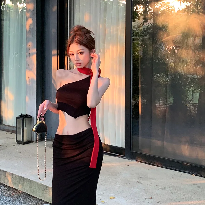 2025 verano diseño coreano puro deseo chica picante Top hombro inclinado negro colgante cuello correa solo hombro camiseta sin mangas