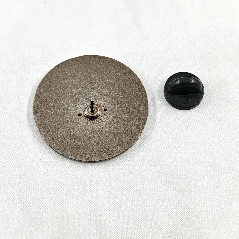 Sei nicht Teil des Problems, sondern das ganze Problem – lustige Brosche mit Skelett- und Blumenmotiv, englischer Slogan, runder Metall-Anstecker. – Detail 3