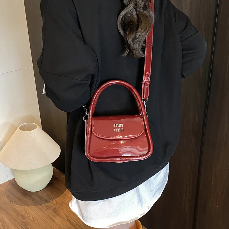 

Trend Fashion Popular Portable Small Square Bag Women 2025 New High Texture Niche Simple Commuter Shoulder Messenger Bag