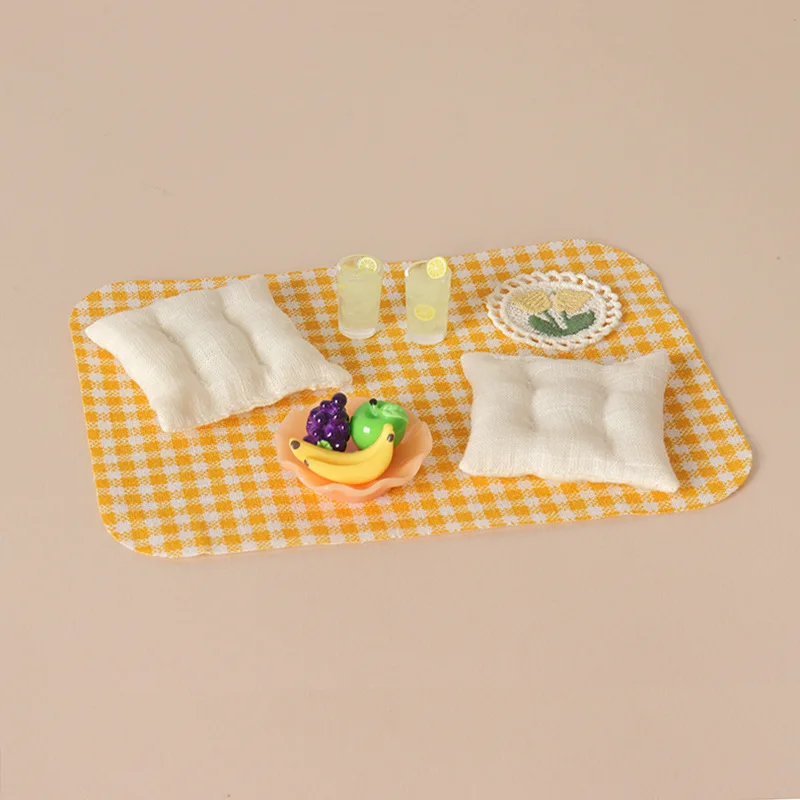 1:12 Scale Dollhouse Gingham Picnic Mat, Miniature Checkered Rug & Cushion Set, Doll House Scene Decor Accessory for Diorama