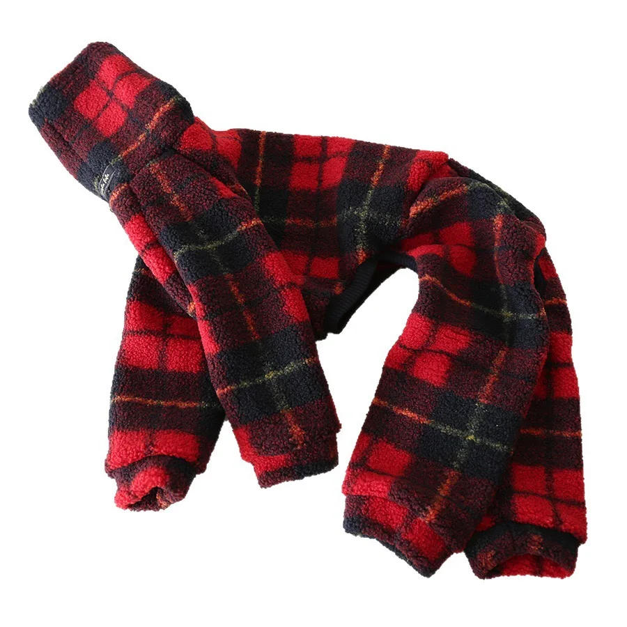 Kleding voor Greyhounds: een dikke, warme, zachte fleece trui met ruitmotief en hoge kraag, verkrijgbaar in de kleuren rood, groen en kaki, voor honden van het ras Whippet.