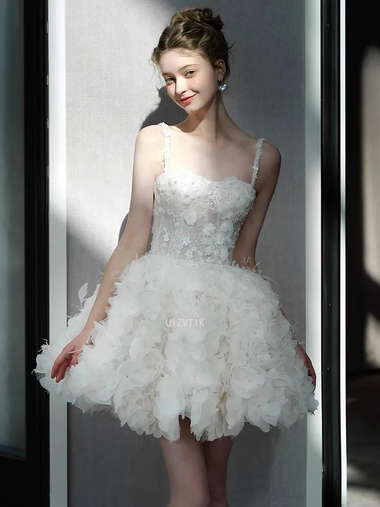 Mini vestidos de novia blancos con tirantes finos, flores 3D, sin espalda, fotos nupciales, vestido para sesión de fotos, nuevos vestidos cortos sexis de fiesta de noche 2025