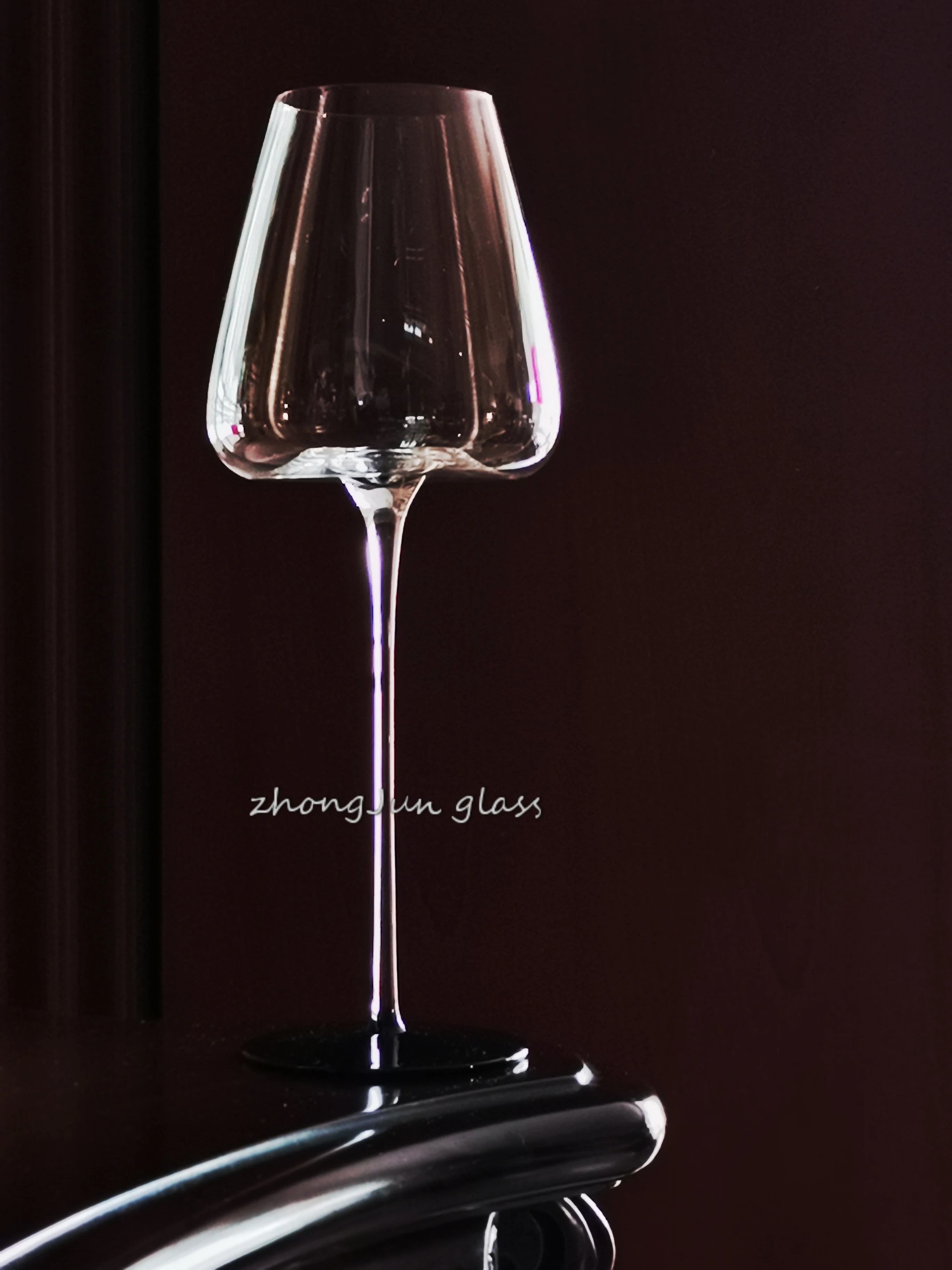 

Ultra-thin ultra-thin crystal glass red wine cup with black background