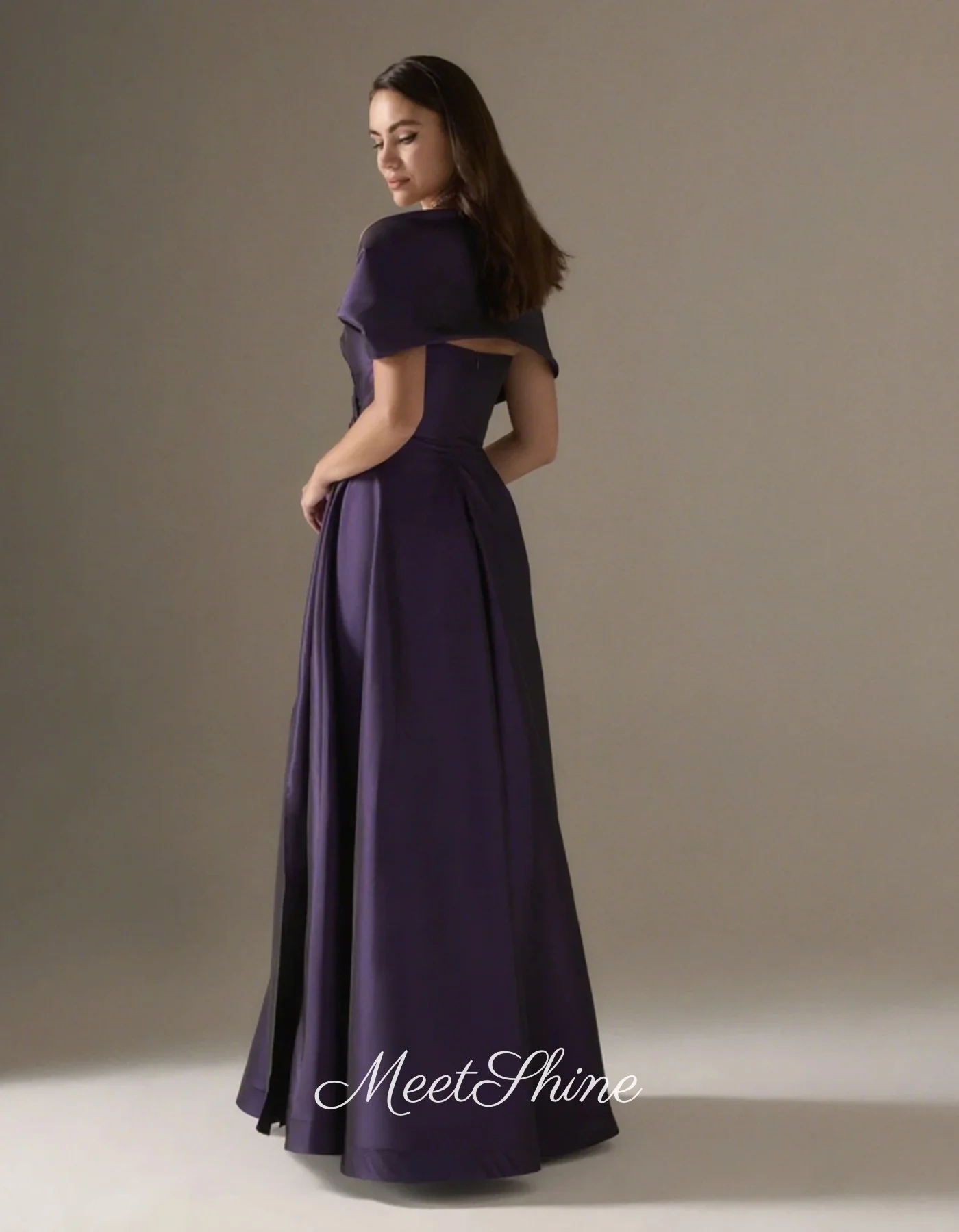 فستان سهرة أنيق من الساتان الأرجواني على شكل حرف A مع جيب فستان سهرة حديث مكشوف الكتفين سويب تراين فستان رسمي لحفلات الزفاف حسب الطلب