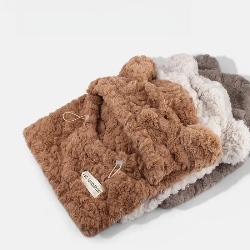 女性の冬用暖かいぬいぐるみ帽子スカーフセットかわいいクマの耳ビーニー、防風フード付きスカーフオールインワン耳保護キャップ