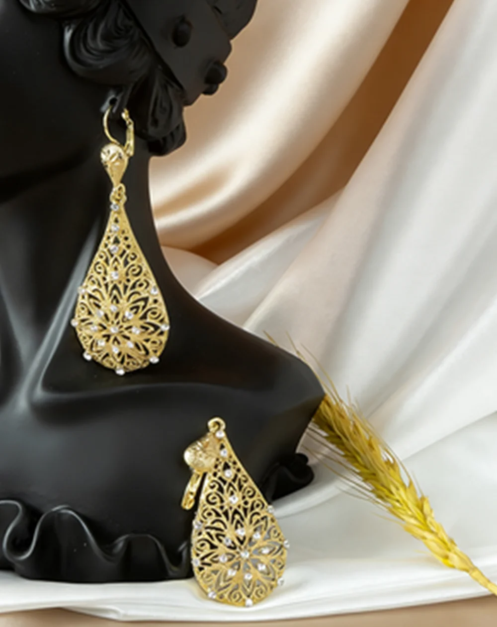 

Middle East New Style Waterdrop Hollow Long Earrings Luxury Micro-Set Colorful Diamonds Elegant Dinner Drop Earrings