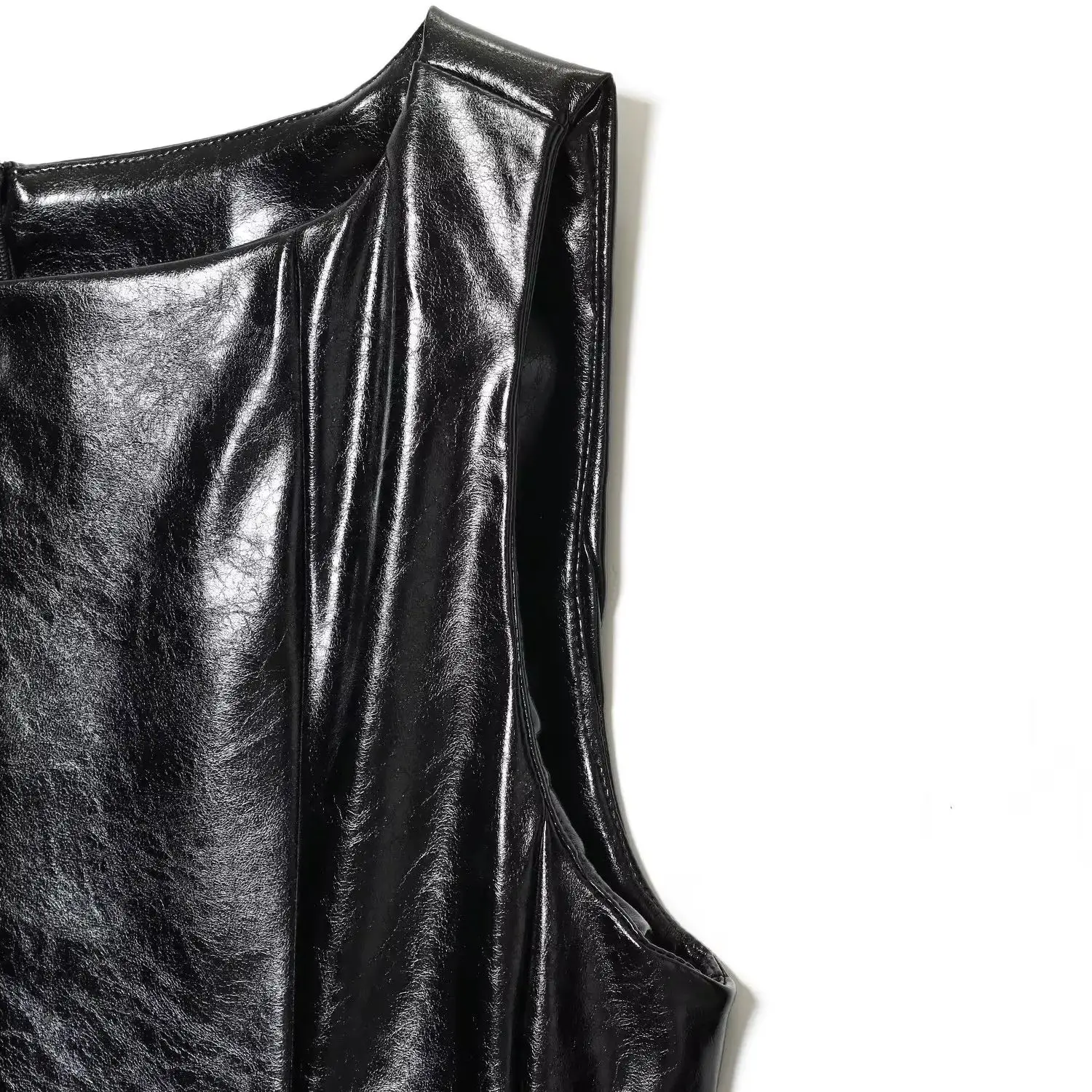 أزياء نسائية لعام 2025 على الطراز الأوروبي والأمريكي للخريف تأثير جلدي تقليد جديد مع حزام سترة خلفية بسحاب علوي Mujer