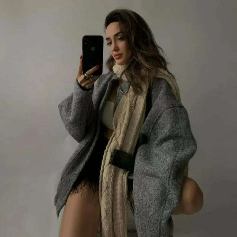 

Новая коллекция осень/зима 2026. Простая изысканная куртка-пилот со свободными карманами. Шерстяное пальто с длинными рукавами.