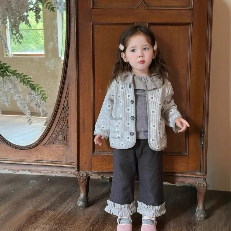 

Комплекты для девочек, осень 2023, повседневные пальто с цветочным принтом, серые широкие брюки с рюшами и воротником-стойкой, кружевные брюки с рюшами, комплект из трех предметов