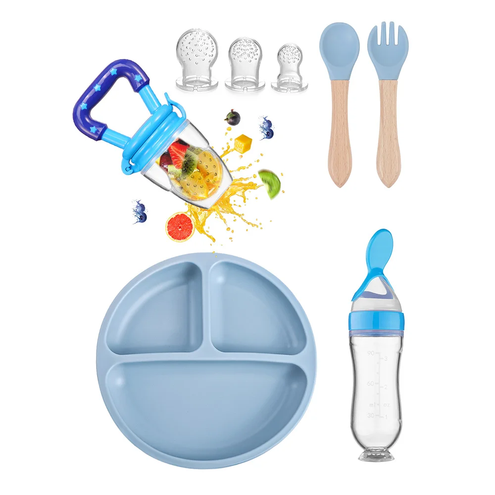 

1 комплект детской посуды, силиконовая обеденная тарелка с деревянной ручкой на присоске, вилка, ложка, силиконовая бутылка для фруктов и овощей