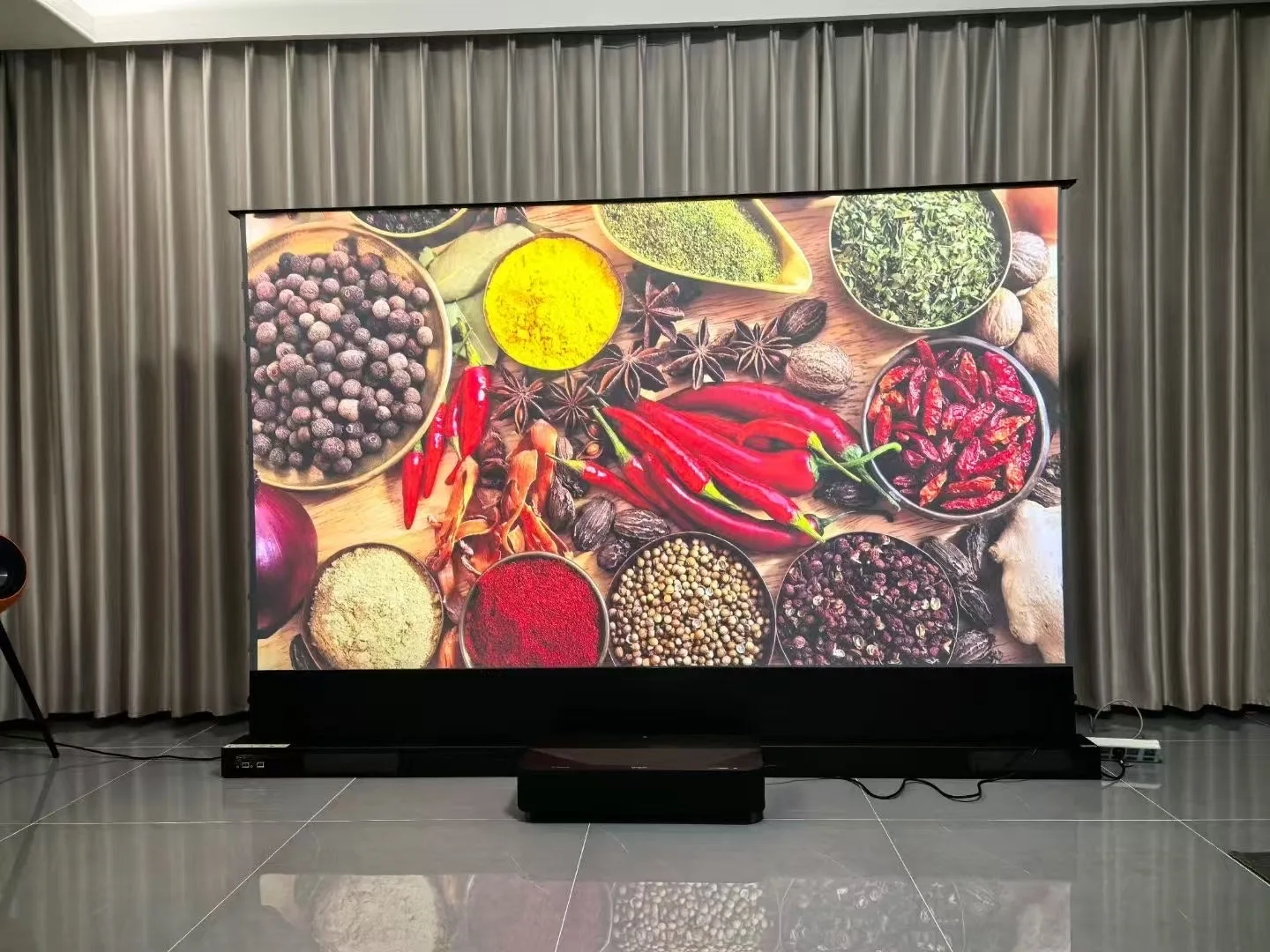 120 インチ ALR UST 4K T プリズム電動床昇降プロジェクタースクリーン