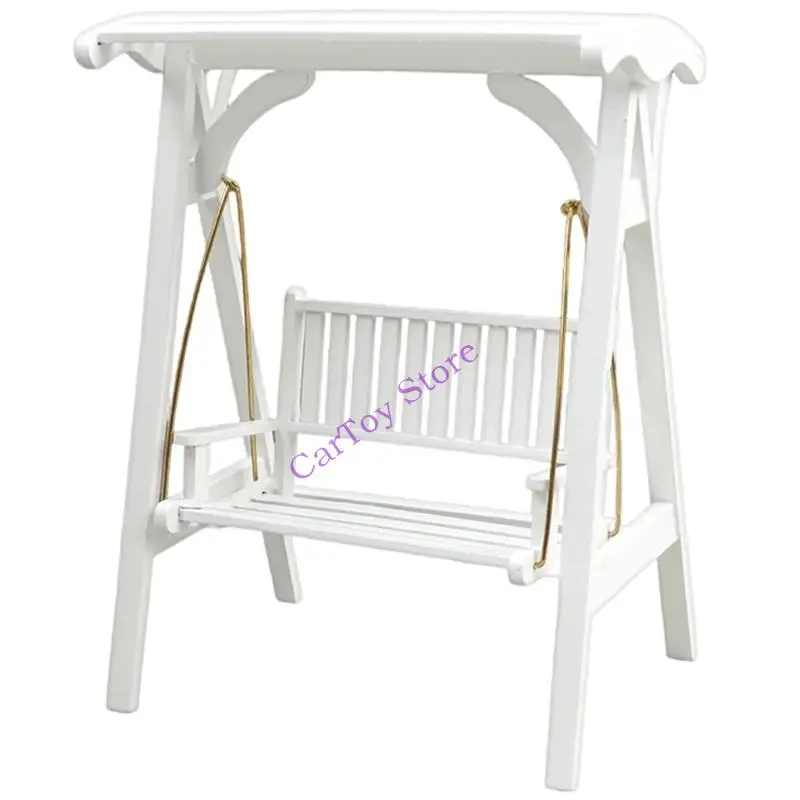 كرسي أرجوحة صغير ذو طابع خشبي واقعي لمساحات اللعب التظاهرية وعروض الرف الزخرفية