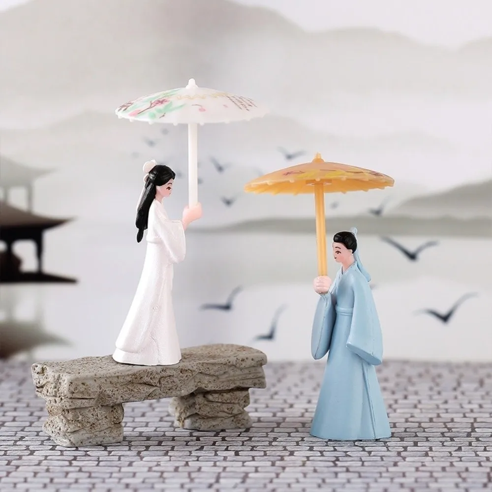 Antique Umbrella Couple Figurine Cartoon Character Mini Miniature Landscape Decoration Romantic DIY Couple Statue Office