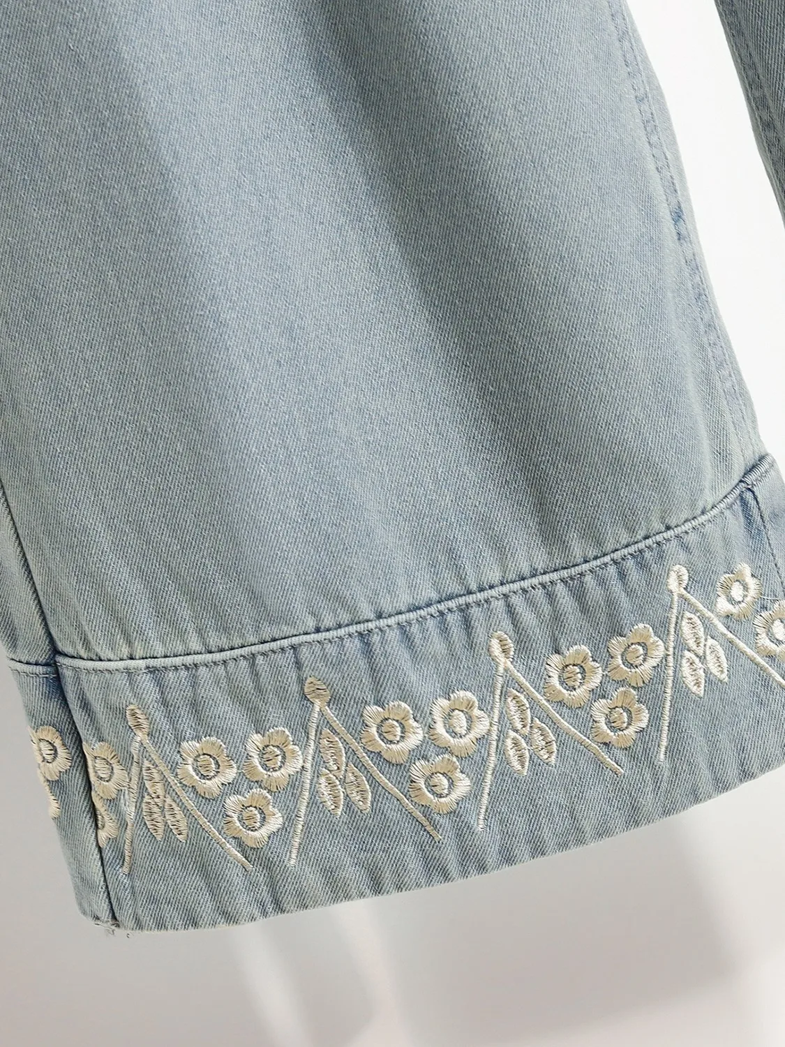 Jeans a gamba dritta ricamati azzurri retrò Pantaloni estivi a nove punte a gamba larga casual di grandi dimensioni in vita elastica sottile da donna