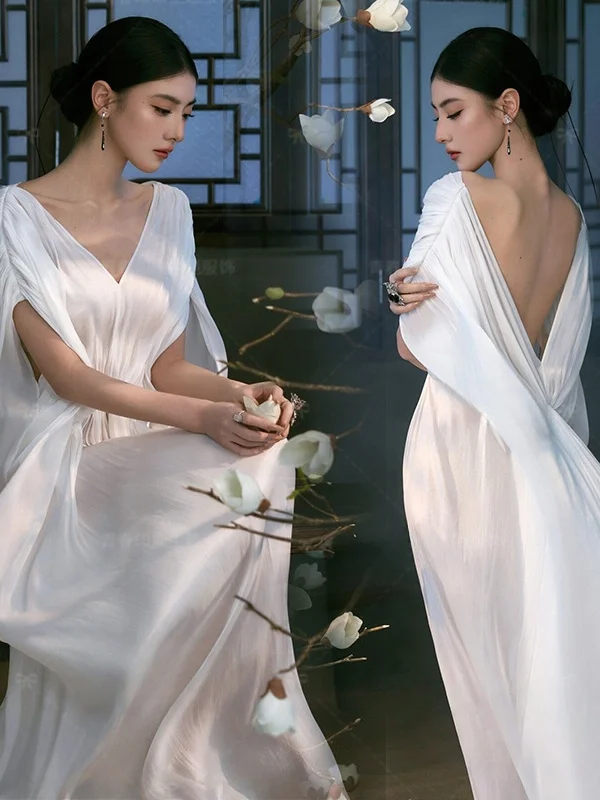 

Chic Chinese Backless Dress Photography Studio Artistic Simple High-End Photography Costume Cold Tone New Arrival 2026 Autumn